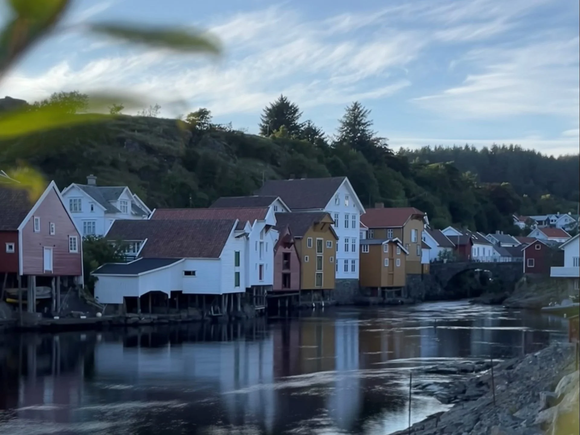 fargerike husk langs elven i sogndalstrand