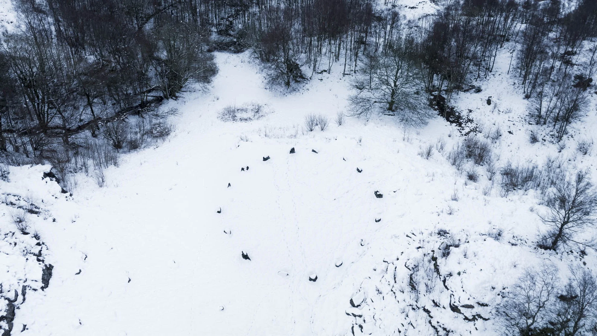 Oversiktsbilde av stoplesteinan, en sirkel bestående av stein. Sett fra luften med snødekke.