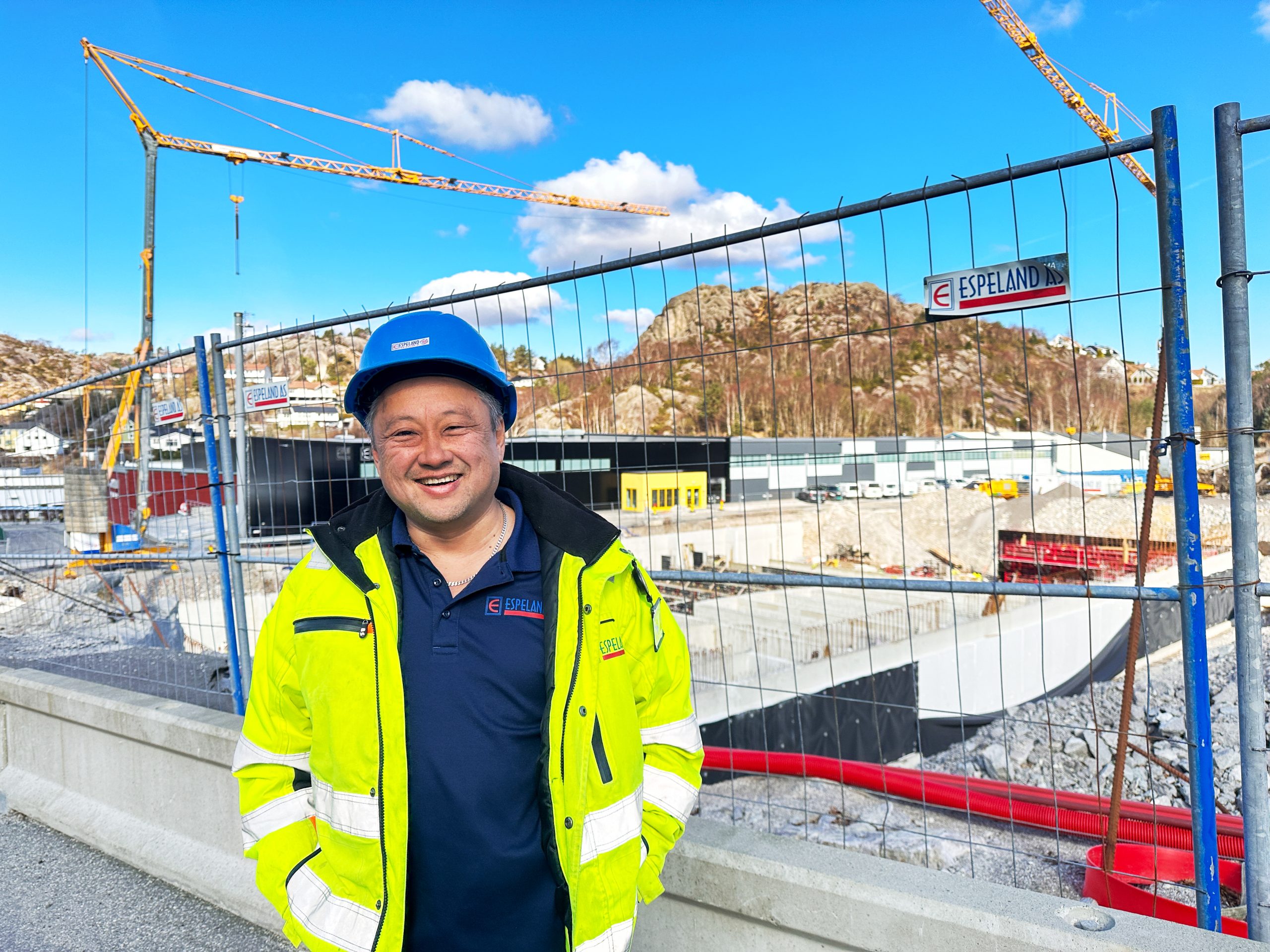 Øyvind Espeland foran det som skal bli Lagård svømmehall. Vi ser betongkonstruksjonen som skal være under sleve bassengene i bakgrunnen.