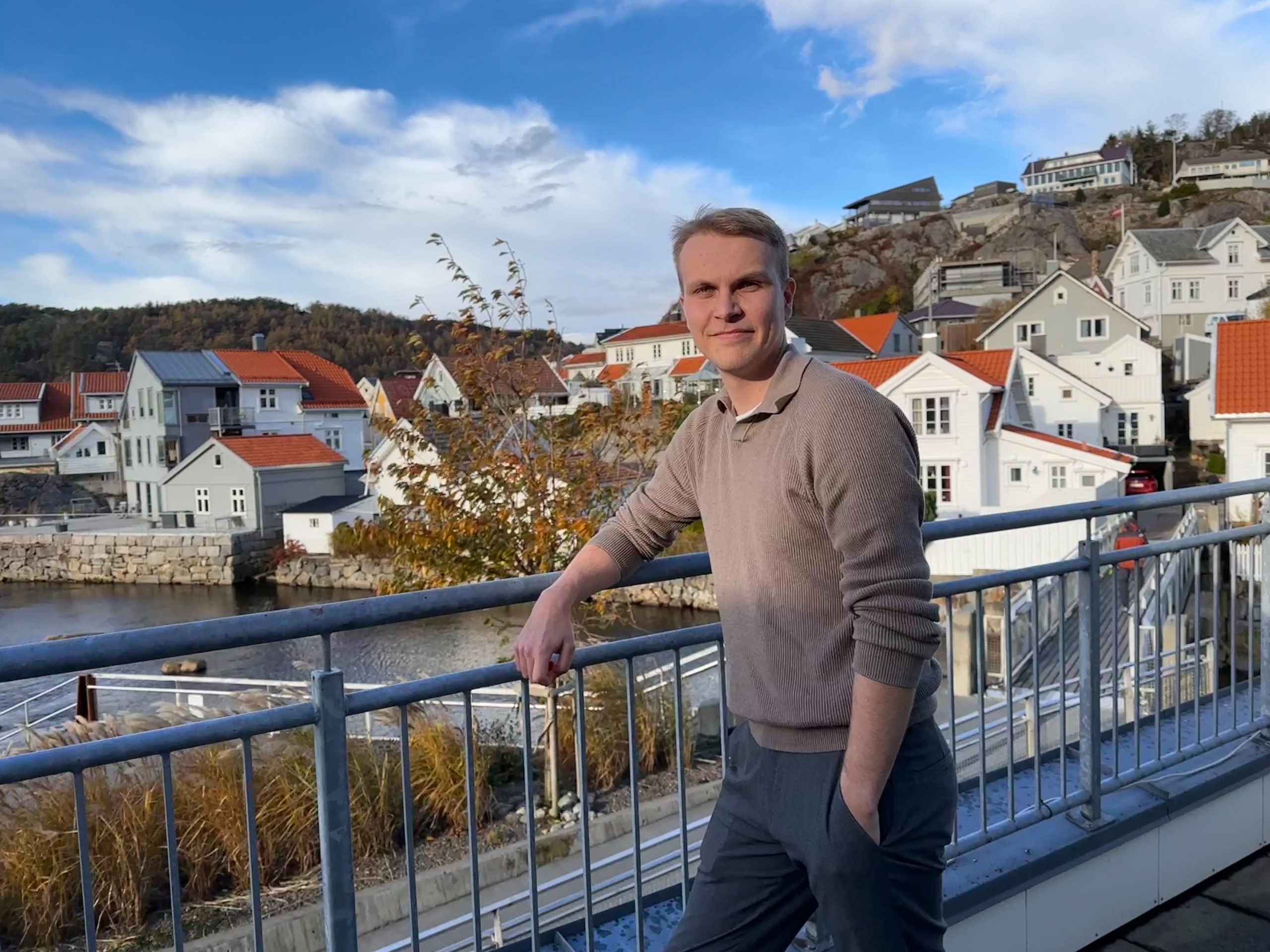 Asle André Lindøe Tveida på balkongen til kontorene til PwC i Svanedalsgården med utsikt over Lundeåne.