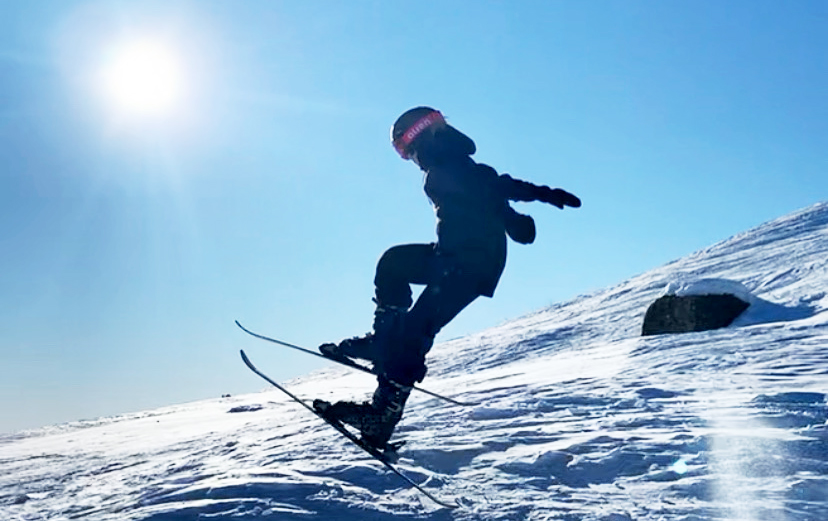 Barn som hopper på ski.