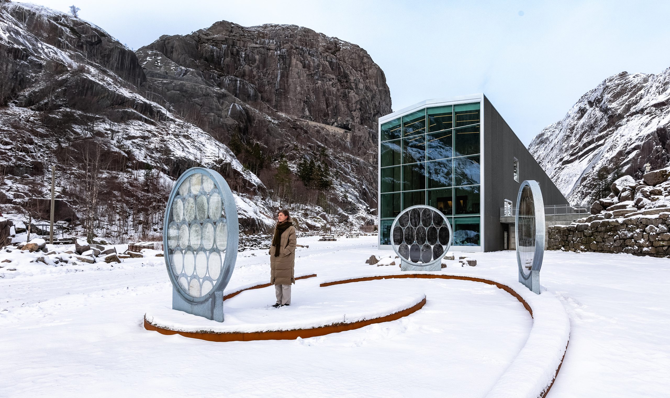 Kunstverket Amphibiome by Studio ThinkingHand
i Jøssingfjord. Bildet er tatt med snø på bakken og vi ser Vitenmuseet i Jøssingfjord i bakkant.
