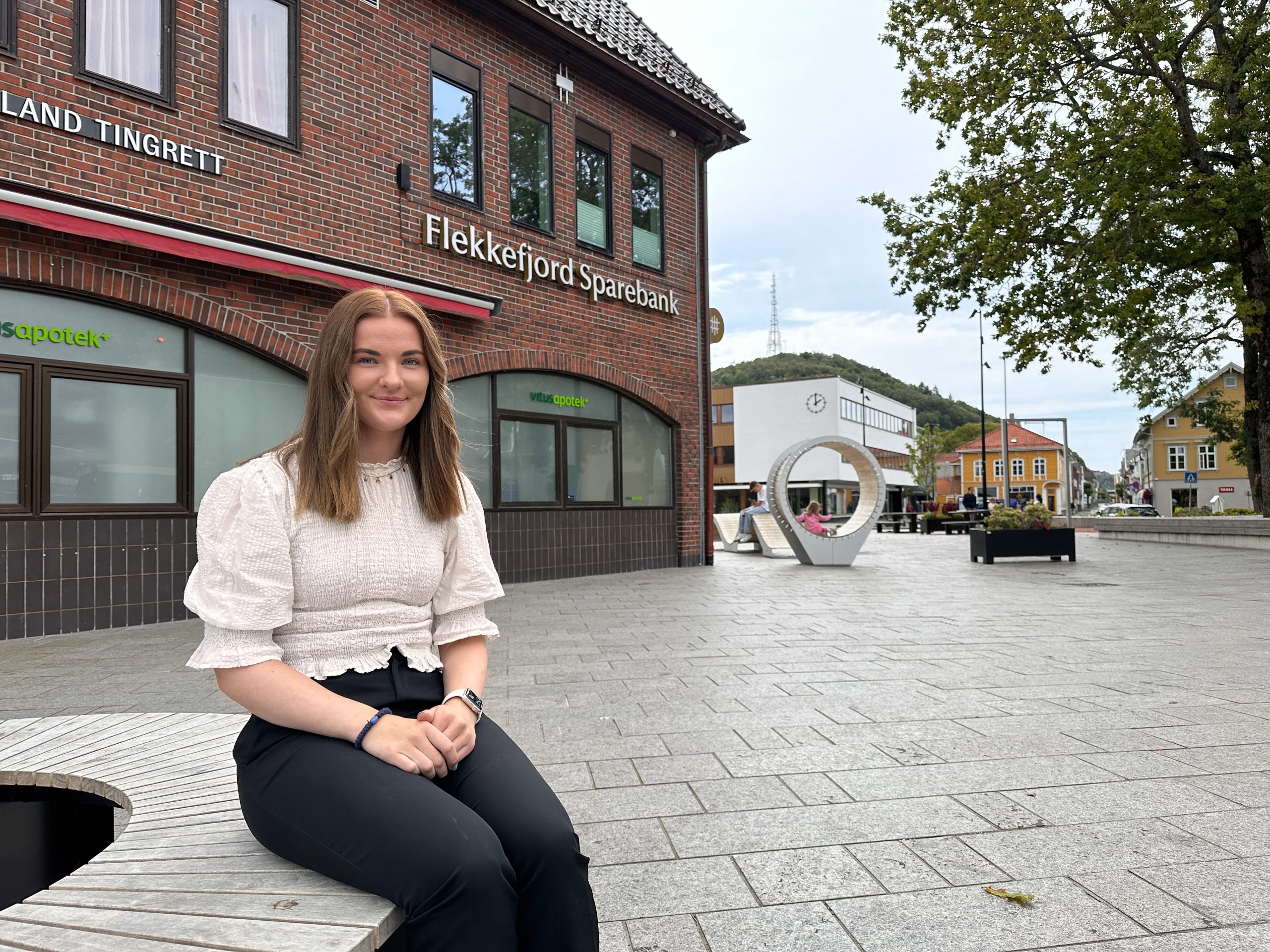 Parken i Eigersund. Vi ser Skrivergården på andre siden av parken. 