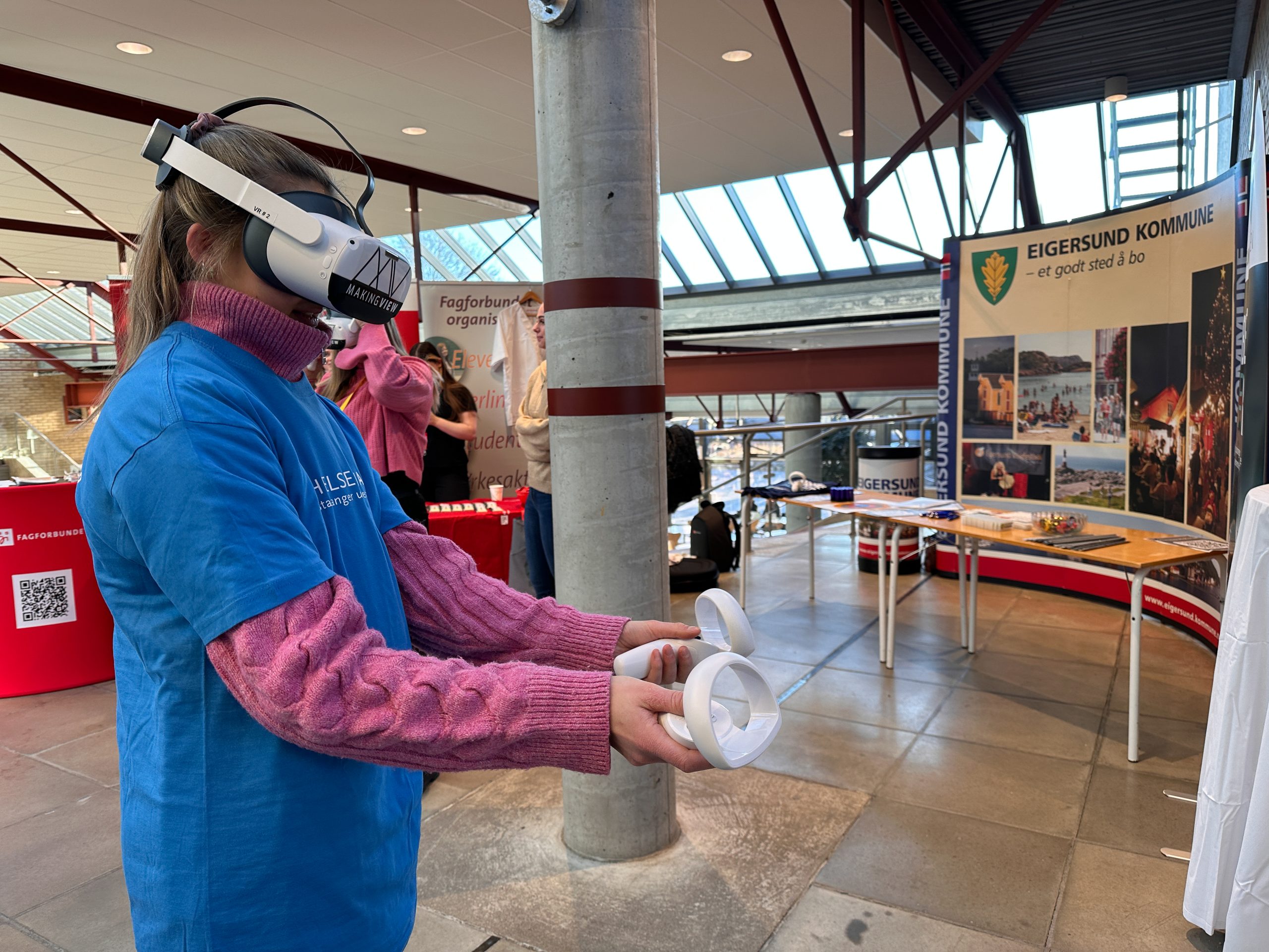 demo av VR-briller foran plakat om EIgersund kommune