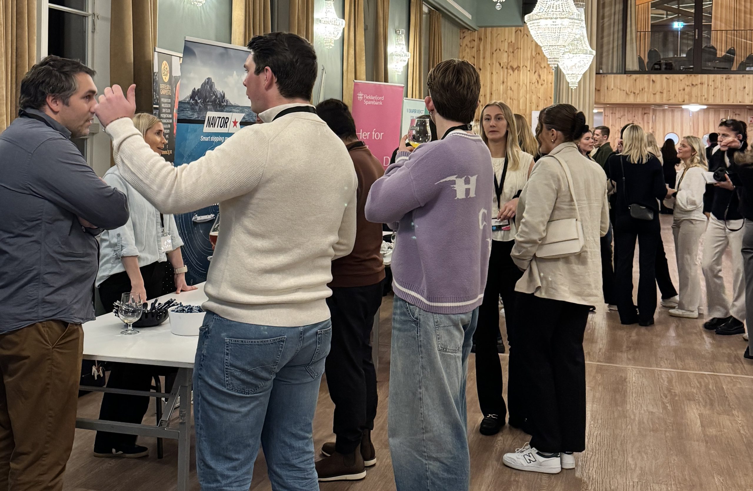 Fra venstre: Ida Johansen (Aker Solutions), Lene Marie Grure (U37) Stig Fardal (Dalane Energi), Gunhild Olsen (Navtor), Jon S. Hjørungnes (Marine Technologies), Arvid Røyneberg (Eigersund kommune), Per Trygve Årstad (PwC) og Helene Holm (Egersundregionen). Alle står foran utestedet Easy med ytterklær på.