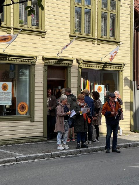 IMG_4618 Espen Hyggen er ikledd en rutete skjorte og står foran en rødlig mursteinsvegg.