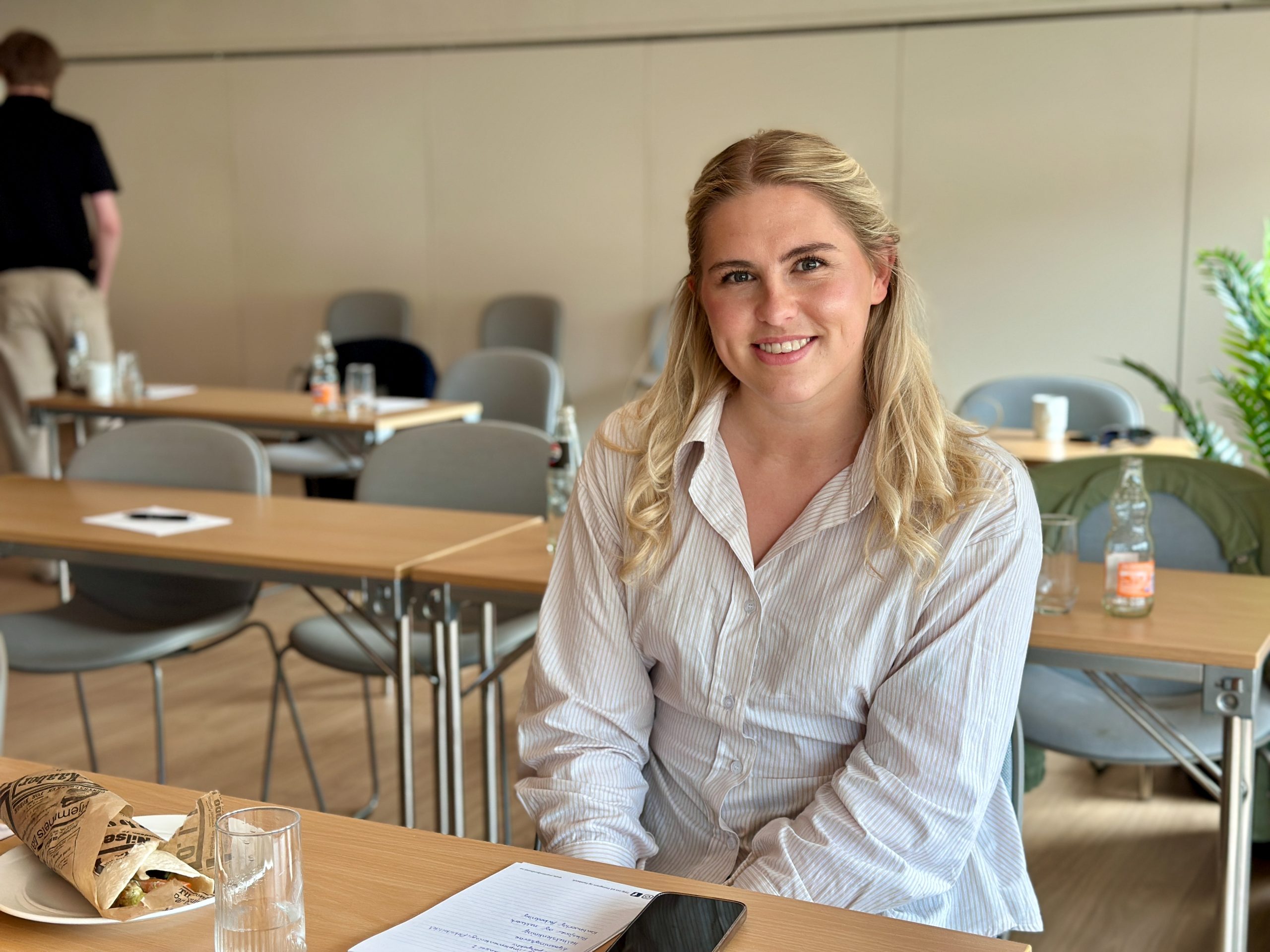 Karen Elene Thorsen foran sin presentasjon med bilde av appelsiner.