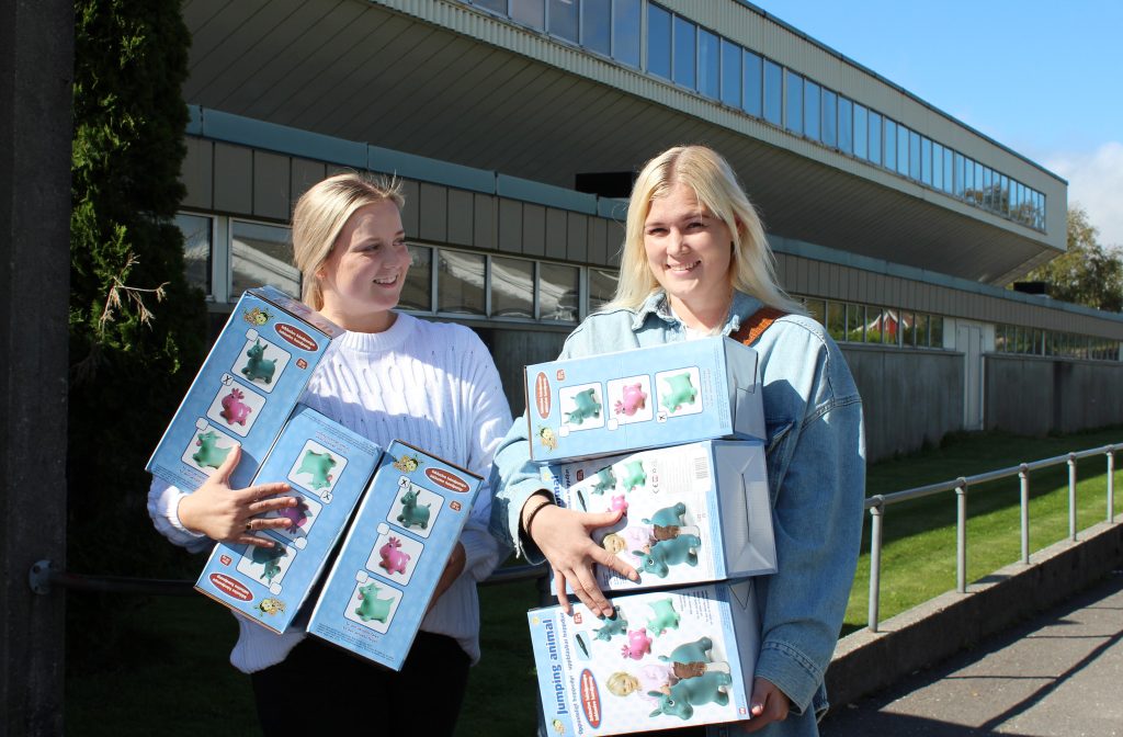 Elisabeth Mæhle og Elisa Mæhle står utenfor Egersundhallen med masse barneleker i hendene.