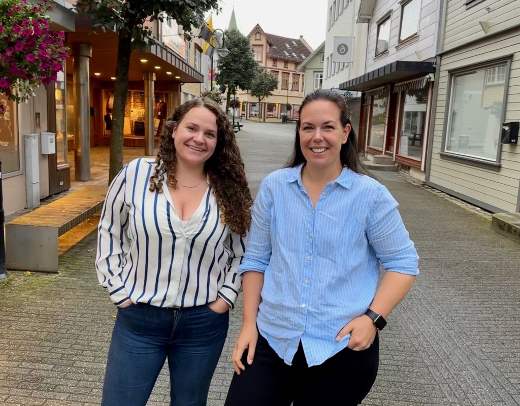 Cathrine Helen Håland i tvit skjorte med blå stirper og Helene Holm i lyseblå skjorte med hvite striper i Egersund sentrum.