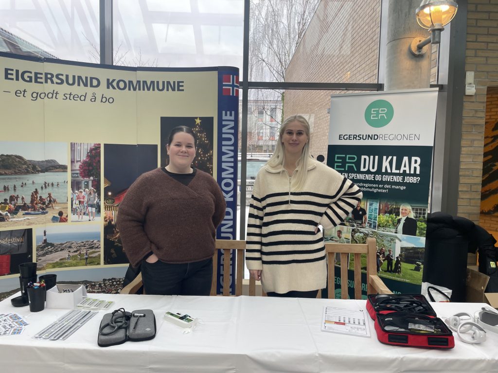 Anna Havsø Netland og Stine Nuland på stand for Eigersund kommune.