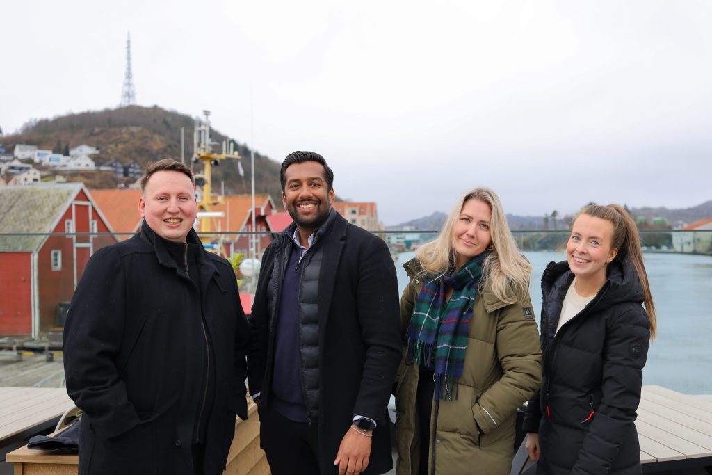 På bildet ser du Odin Moen, Mathushan Somalingam, Elin Herredsvela og Olivia Vestbøstad Støle. I bakgrunnen ser vi innseilingen til Egersund.