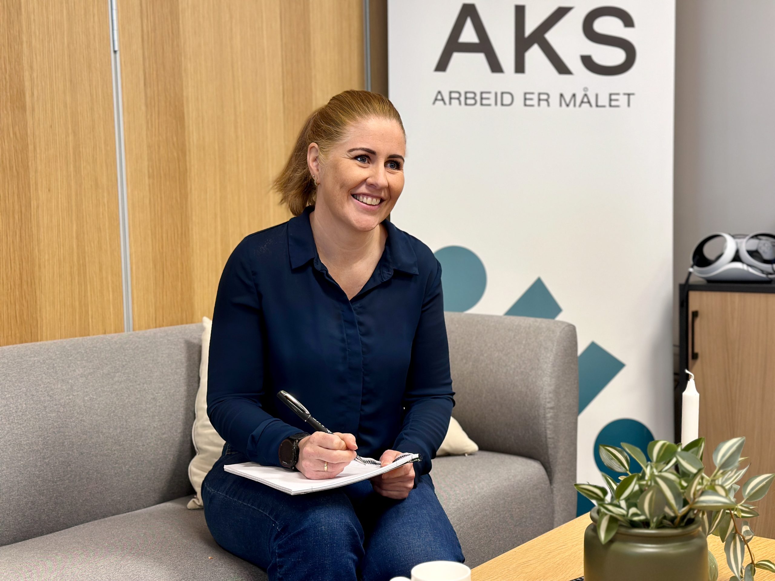 Studentene Theo Aakenes og Astri Helvig Waldeland hos Aker Solutions i Egersund
