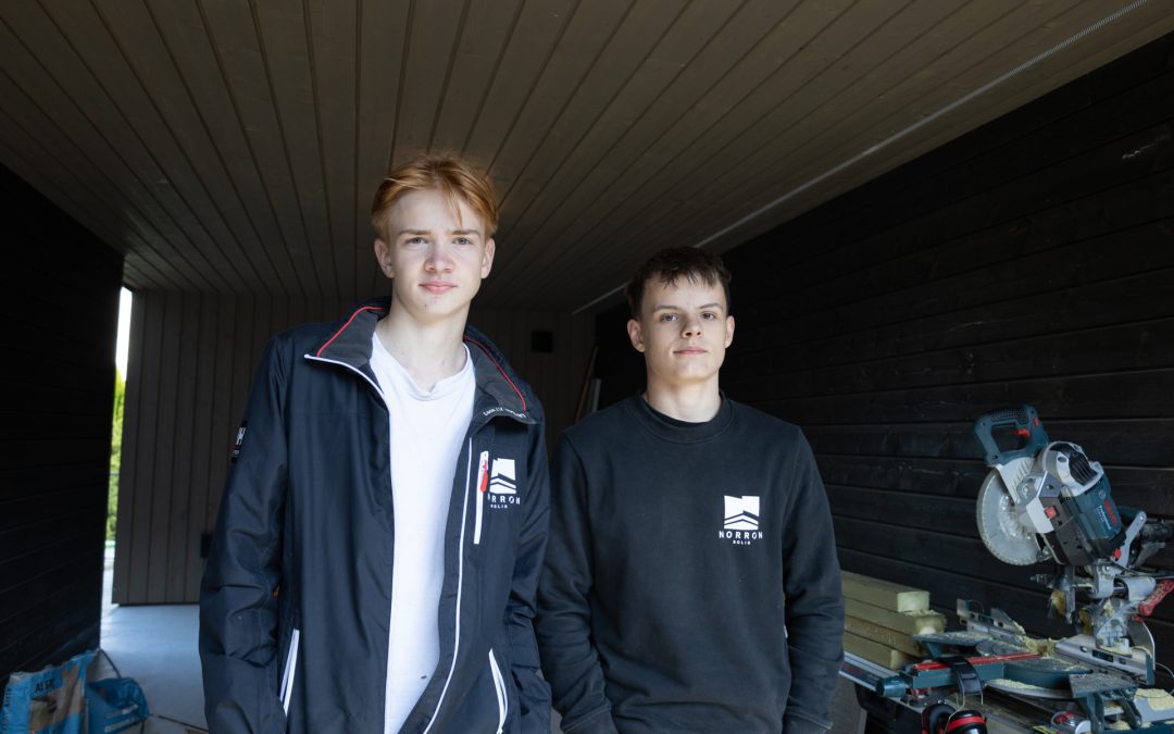 Ung arbeidskraft på lag med erfarne tømrere