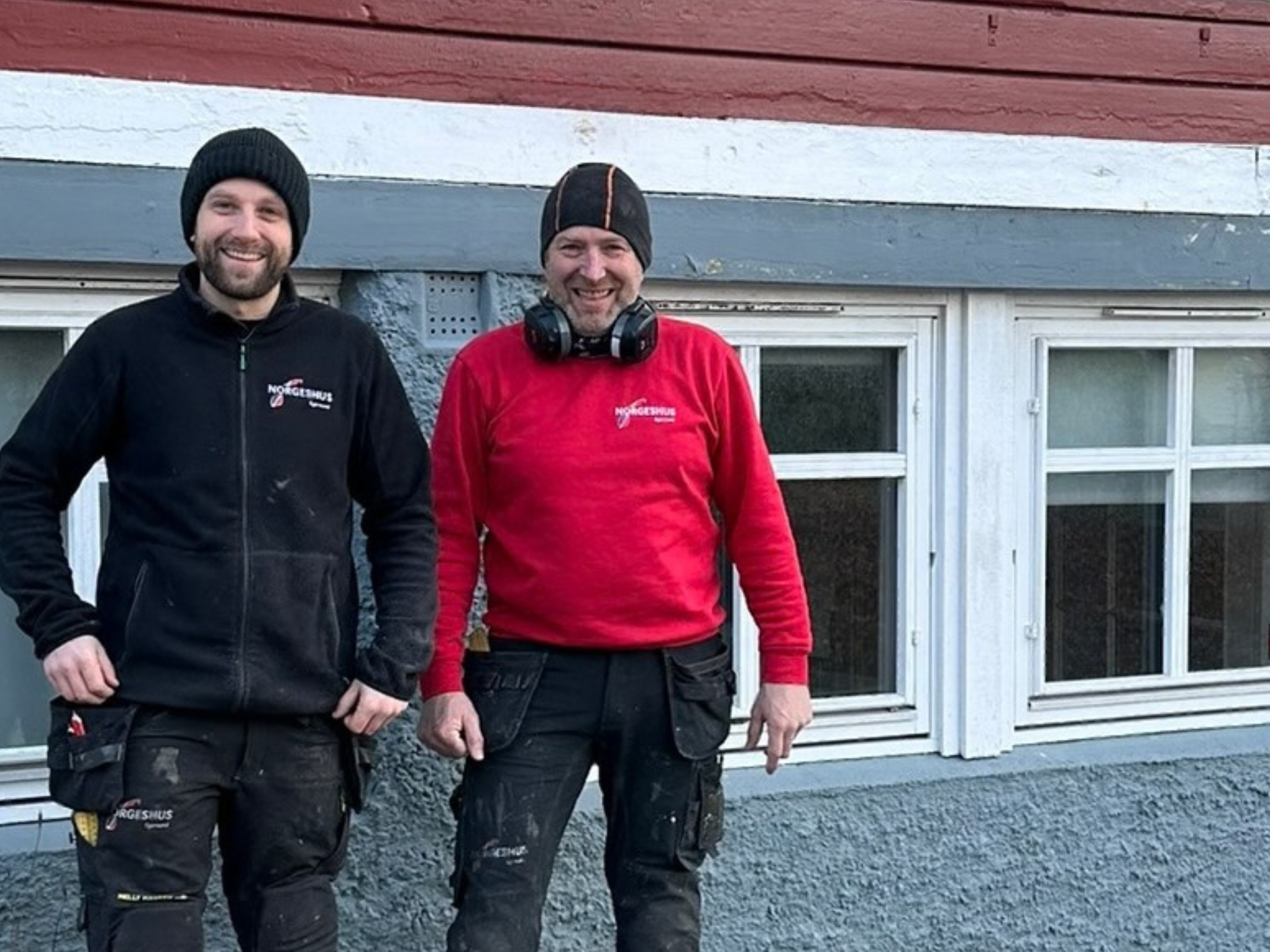 3 En gruppe mennesker fra Norgeshus hører på foredrag.