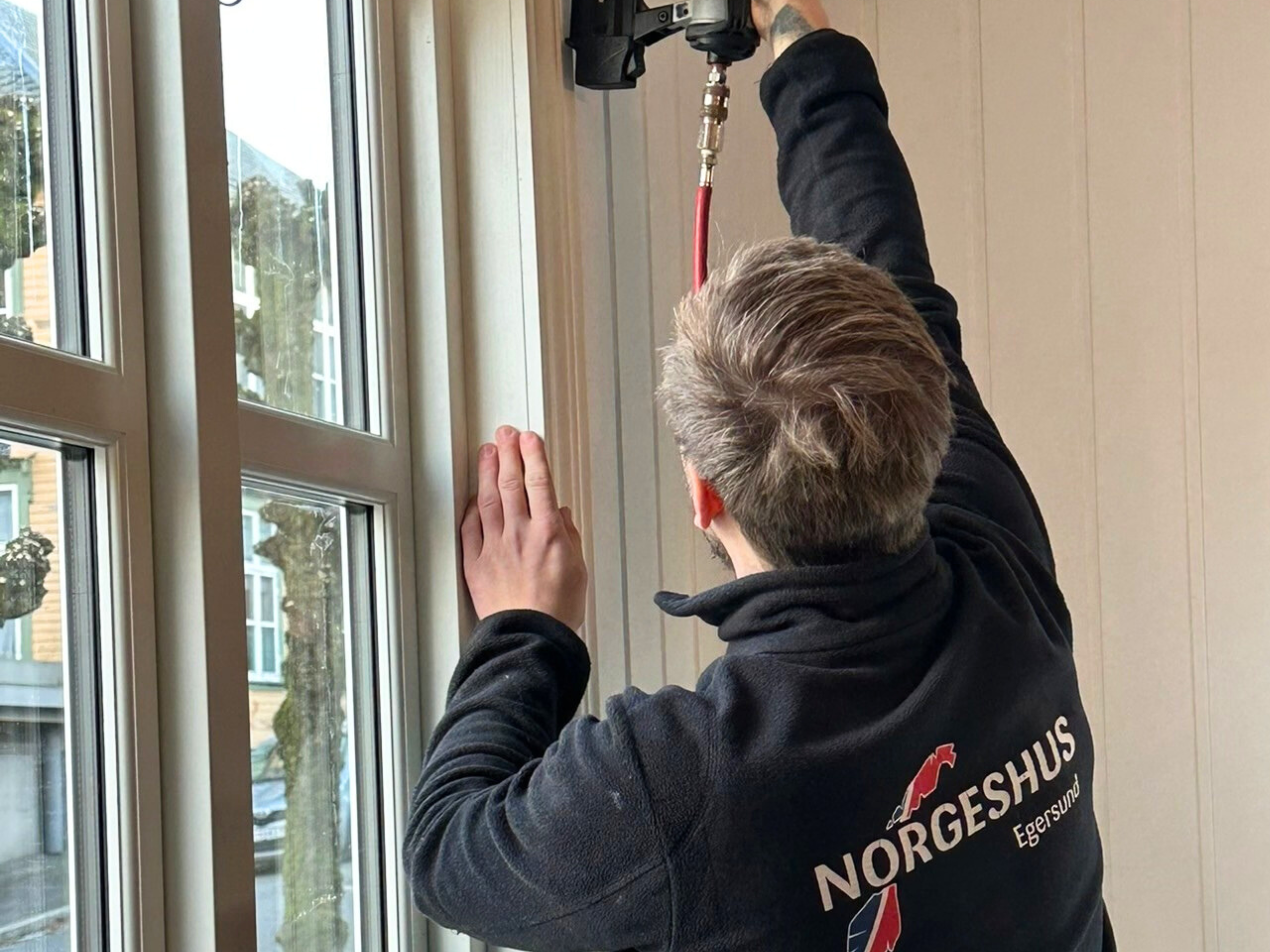 4 Benn Båtvik og Eirik Åse i foajeen på Grand Hotell. Mellom seg har de en roll-up med reklame for Norgeshus Egersund.