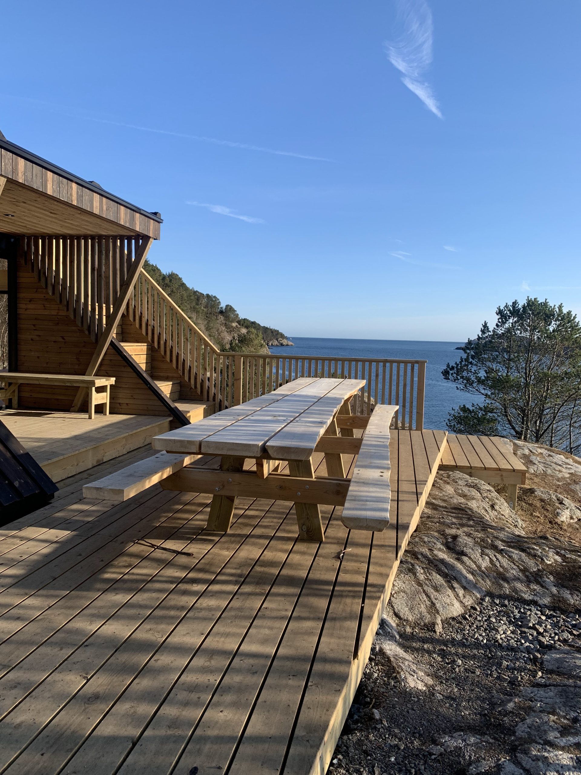 IMG_1294 dekorativt bilde av båt i soloppgang med garn foran på brygga.