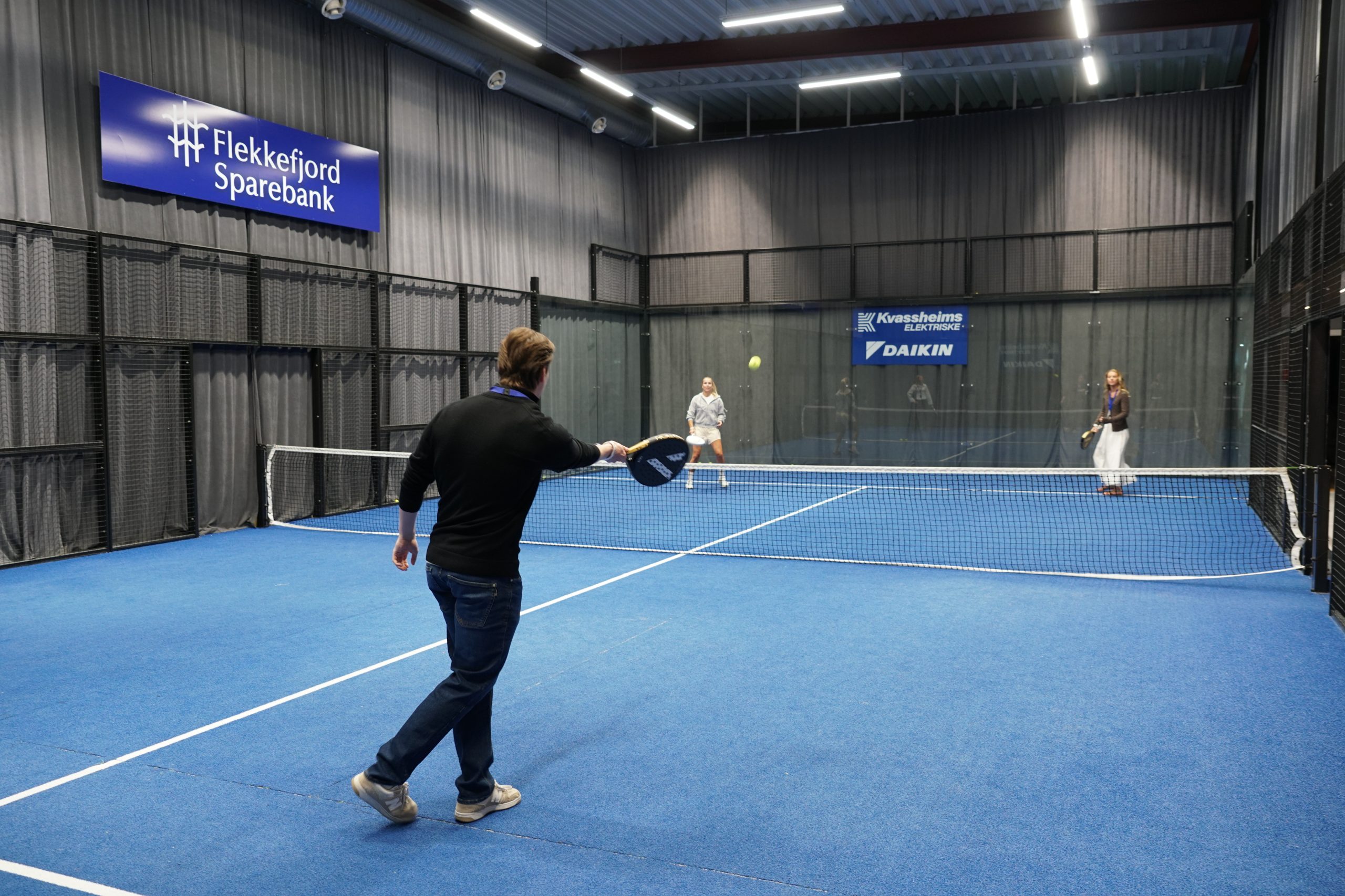simen Studentene Theo Aakenes og Astri Helvig Waldeland hos Aker Solutions i Egersund