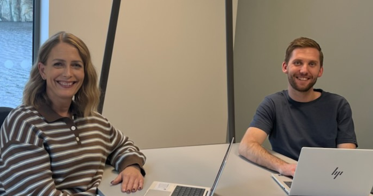Studentene Theo Aakenes og Astri Helvig Waldeland hos Aker Solutions i Egersund